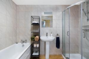 Trinity Lodge - Home with Private Garden and Parking