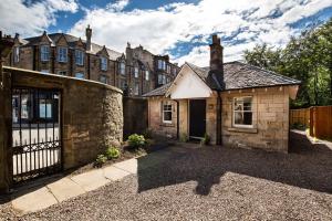 Trinity Lodge - Home with Private Garden and Parking