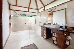 Biệt Thự Trước Biển (Beach Front Villa)