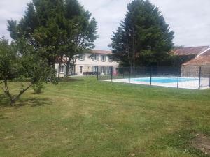 Maisons de vacances Grande maison au calme, piscine, parc arbore : photos des chambres