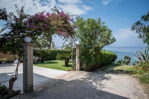 Oikia Eleanthi - Beachfront Garden Home! Epirus Greece