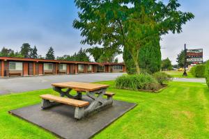 Arbutus Grove Motel