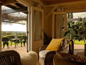 El Camino country cottage with terrace and stunning views - Yandoit
