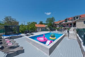 Holiday home Stipanovi Dvori with jacuzzi and pool