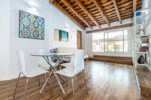 FLORIT FLATS - CENTER 2BR 2BA ATTIC TERRACE VIEW WIFi AC