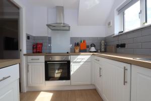 Dunfermline - Luxury 3 bedroom 2 bathroom detached house with garden