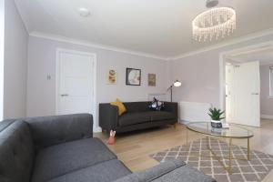 Dunfermline - Luxury 3 bedroom 2 bathroom detached house with garden