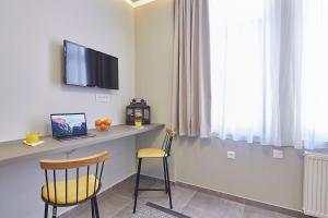 Old Athens style 1bdr with Acropolis view rooftop!