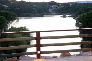 LAS CABAÑAS DEL LAGO más pase piscina las 2 columnas Del 1 junio 2026 al 30 agosto 2026