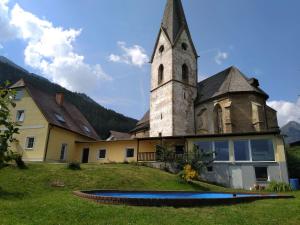 Pool, Pokale, Sauna, Billard, Kirche u. viel Natur