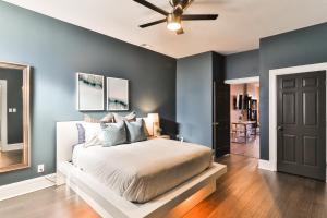 Luxury Apt w Spectrum Mood Lighting - Historic Cherokee Street Antique Row