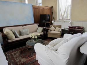 Five-Bedroom House room in Church Des Artistes