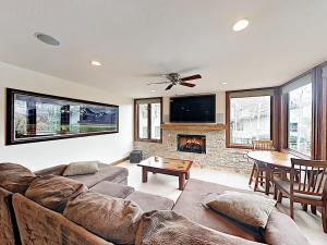 Three-Bedroom Townhouse room in Mountain Gem Across From Slopes With Pool & Hot Tubs Townhouse
