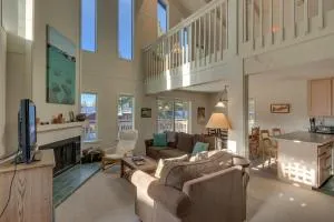 Sunny Daze at Dollar Point by Tahoe Getaways - Tahoe Classic w Open Floor Plan, Wood Fireplace, Close to Lake! - Dollar Point