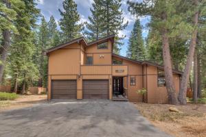 Daybreak Retreat at Carnelian Bay by Tahoe Getaways - Newly Remodeled 4BR w Private Hot Tub - 4hvězdičkové hotely ve městě Carnelian Bay