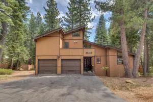 Daybreak Retreat at Carnelian Bay by Tahoe Getaways - Newly Remodeled 4BR w Private Hot Tub - Carnelian Bay