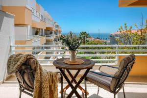 Fantastic Seaside Family Apartment with Pool, Parede