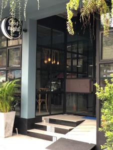 Goodnight Poshtel + Free Netflix