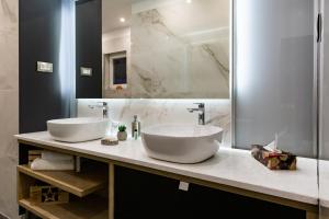 Downtown Marcius Luxury Apartment with Jacuzzi & Sauna