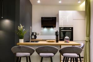 Downtown Marcius Luxury Apartment with Jacuzzi & Sauna