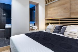 Downtown Marcius Luxury Apartment with Jacuzzi & Sauna