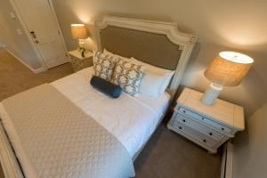 Room 11 – King Room with Sofa Bed room in Serenity Inn Newport