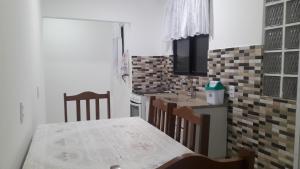 CASA 01 DORM TERRENO COMPARTIDO