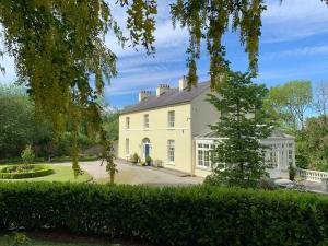 Family Room with Bathroom room in Larchmount House B&B