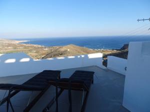 Caldera sky & sea ( price includes a small car 4s) Santorini Greece