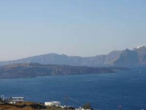 Caldera sky & sea ( price includes a small car 4s) Santorini Greece