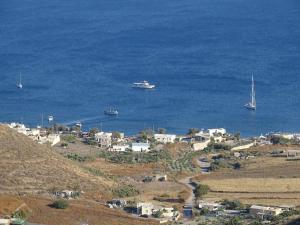 Caldera sky & sea ( price includes a small car 4s) Santorini Greece