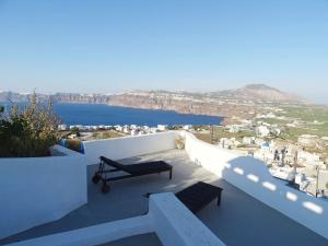 Caldera sky & sea ( price includes a small car 4s) Santorini Greece