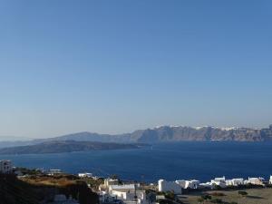 Caldera sky & sea ( price includes a small car 4s) Santorini Greece