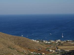 Caldera sky & sea ( price includes a small car 4s) Santorini Greece