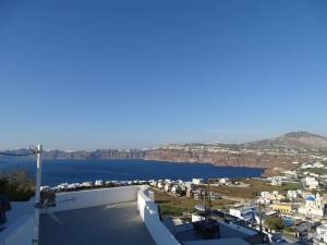 Caldera sky & sea ( price includes a small car 4s) Santorini Greece