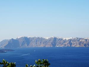 Caldera sky & sea ( price includes a small car 4s) Santorini Greece