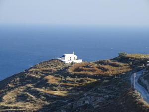 Caldera sky & sea ( price includes a small car 4s) Santorini Greece