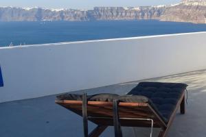 Caldera sky & sea ( price includes a small car 4s) Santorini Greece