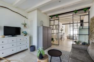 Villa Loft Apartment with Light Garden Room