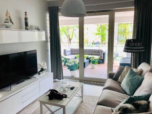 Biały apartament z tarasem w Playa Baltis