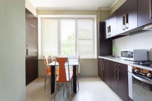Wehost Apartment on a colorful street
