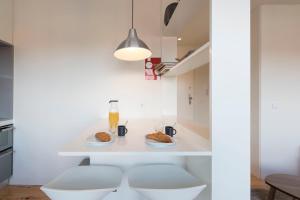 LovelyStay - Gorgeous Modern Flat w/ Balcony