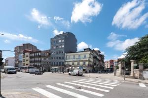 LovelyStay - Gorgeous Modern Flat w Balcony