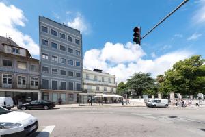 LovelyStay - Gorgeous Modern Flat w Balcony