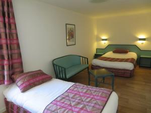 Hotels Le Relais de Voisins : Chambre Triple