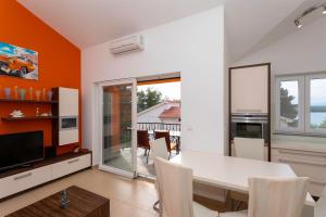 Seafront Apartment Soline With Seaview 