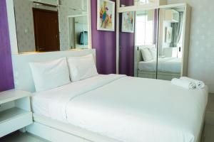 City View 1BR Apartment at Woodland Park Residence By Travelio