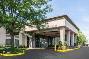 Plaza Inn & Suites - Falling Waters