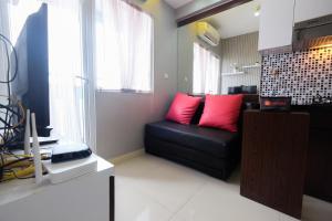 Homey and Relaxing 2BR Green Pramuka City Apartment By Travelio