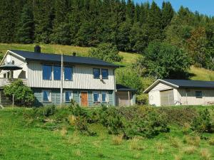 Three-Bedroom Holiday home in Angvik